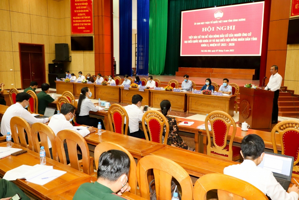 Đồng chí Trần Văn Nam, Ủy viên Trung ương Đảng, Bí thư Tỉnh ủy, Trưởng đoàn đại biểu Quốc hội tỉnh, người ứng cử đại biểu Quốc hội khóa XV trình bày chương trình hành động trước cử tri là cán bộ, chiến sĩ, học viên trường Sĩ quan Công binh