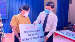 Tổng công ty Becamex IDC trao tặng 1.000 thẻ BHYT cho người dân có hoàn cảnh khó khăn
