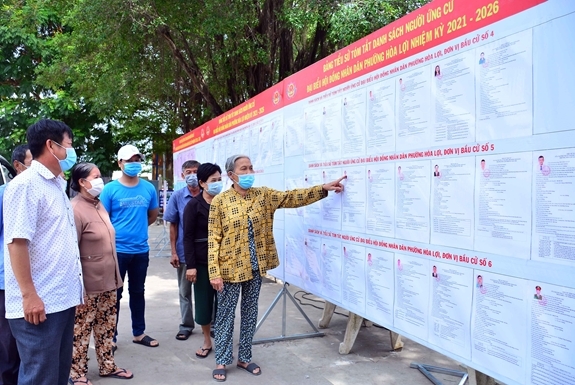 Đông đảo cử tri phường Hòa Lợi, thị xã Bến Cát, Bình Dương tìm hiểu danh sách người ứng cử. 