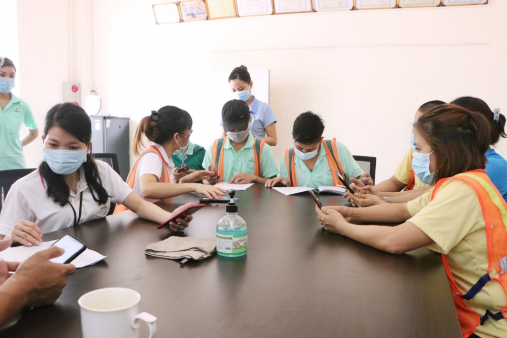Người lao động tại Công ty TNHH Giày Thông Dụng tham gia cuộc thi tìm hiểu pháp luật bầu cử online do Tổng Liên đoàn Lao động Việt Nam tổ chức