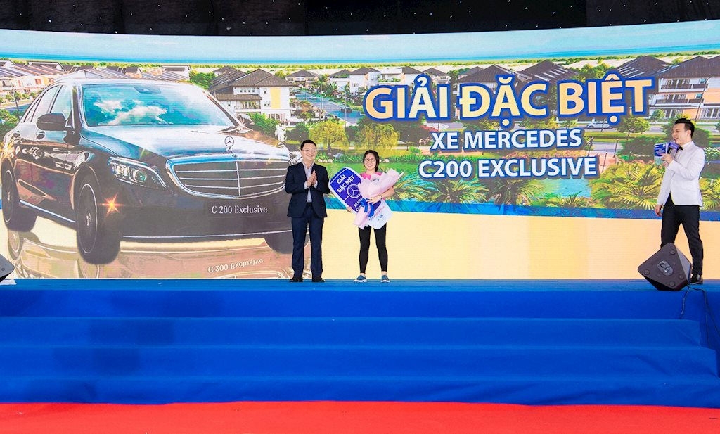 Đại diện SetiaBecamex trao giải đặc biệt là chiếc xe Mercedes C200 Exclusive cho người dân mua nhà tại khu đô thị EcoLakes Mỹ Phước.