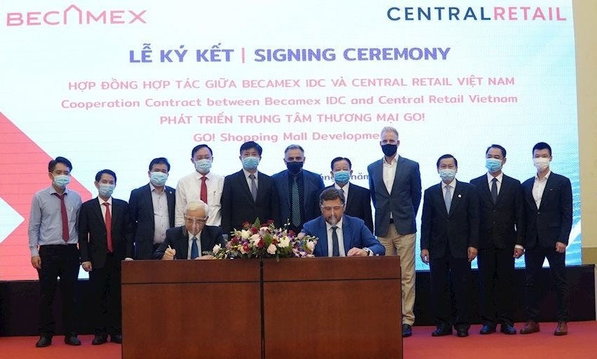 Lãnh đạo Tổng công ty Becamex IDC và Tập đoàn Central Retail Vietnam tại lễ ký kết hợp đồng hợp tác
