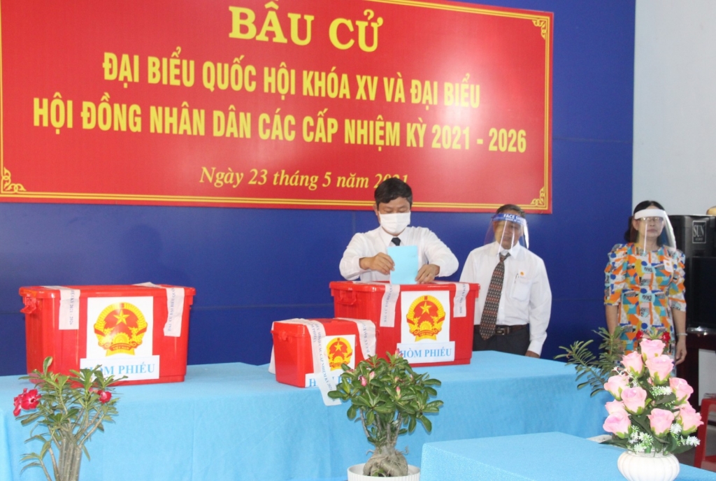 Ông Võ Văn Minh, Phó Bí thư thường trực Tỉnh ủy, Chủ tịch HĐND, Chủ tịch Ủy ban Bầu cử tỉnh bỏ phiếu