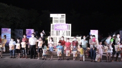 Khán giả "Sân chơi đường phố" tại Bình Dương vừa xem văn nghệ vừa có cơ hội nhận quà