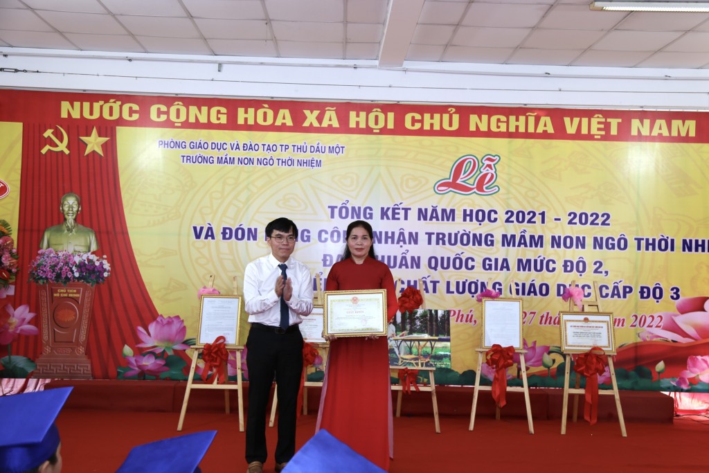 Lê Thanh Toàn – Phó Chủ tịch UBND Thành phố Thủ Dầu Một trao khen thưởng đột xuất cho trường mầm non Ngô Thời Nhiệm