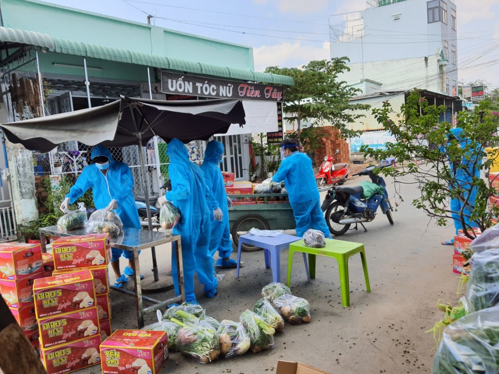 Hàng hóa hỗ trợ tập kết trước điểm chốt và được lực lượng trực tiếp tham gia PCDB ở khu phố Tân Hòa, phường Đông Hòa, TP.Dĩ An vận chuyển vào bên trong phát cho người dân