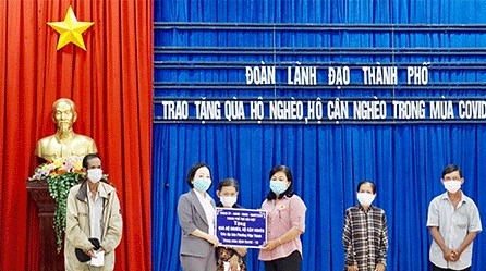 Bà Nguyễn Thu Cúc trao hỗ trợ cho  lãnh đạo UBND phường Hiệp Thành để chăm lo đời sống cho hộ nghèo, hộ cận nghèo 