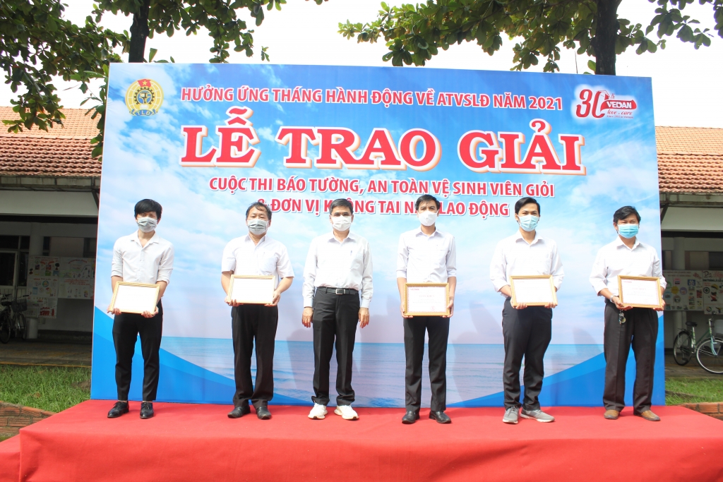 Ông Ko Chung Chih - Phó Tổng giám đốc Vedan Việt Nam trao giải “Cuộc thi báo tường, an toàn vệ sinh viên giỏi, đơn vị lao động không tai nạn” năm 2021 cho các đại diện xuất sắc