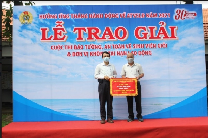 Ông Chao Wen Jui, Tổng Xưởng trưởng Vedan Việt Nam trao giải nhất thành tích không tai nạn lao động cho Xưởng Nhiệt điện