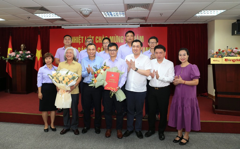 Lãnh đạo VFF cùng Ban Biên tập, Đảng ủy Tạp chí Bóng đá và nguyên Bí thư Đảng ủy, nguyên Tổng biên tập Nguyễn Văn Phú chụp ảnh kỷ niệm cùng tân Tổng biên tập Nguyễn Tùng Điển