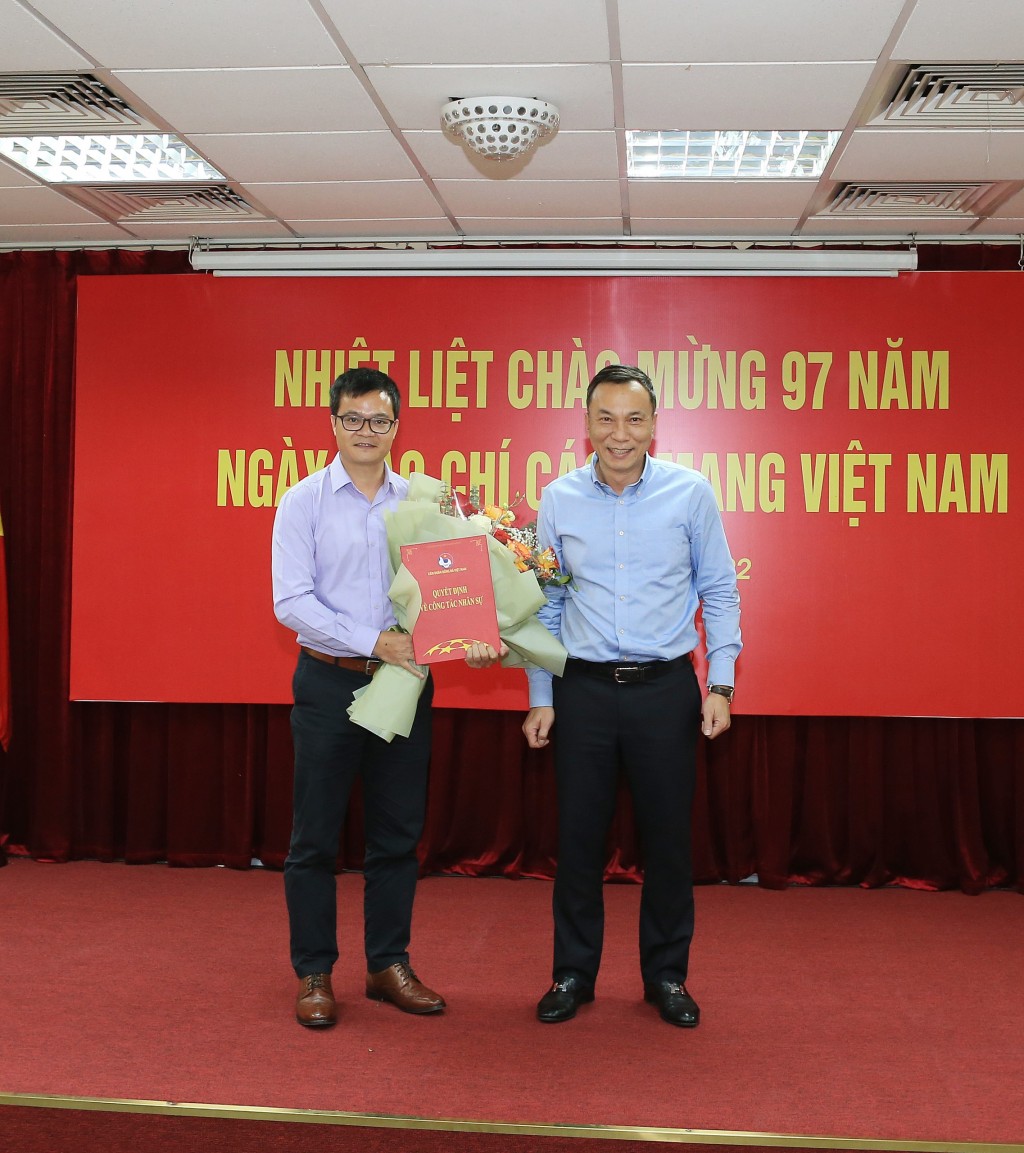 Quyền Chủ tịch VFF Trần Quốc Tuấn đã trao Quyết định bổ nhiệm Tổng biên tập Tạp chí Bóng đá cho đồng chí Nguyễn Tùng Điển