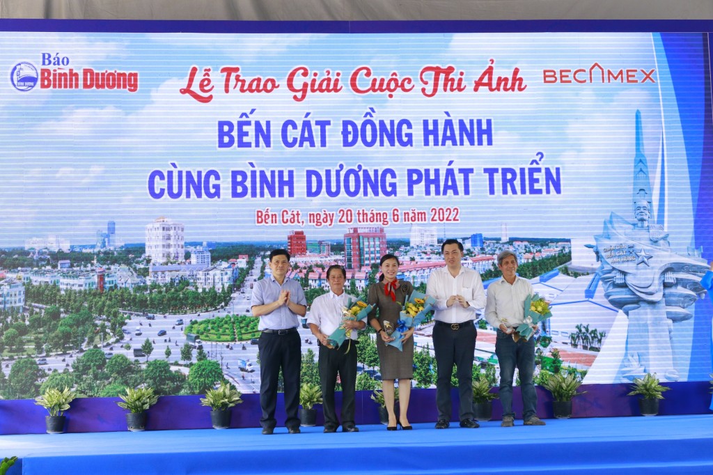 Đồng chí Ông Cao Văn Chóng – PGĐ Sở Văn hoá thể thao và du lịch tỉnh BD và ông Giang Quốc Dũng – Phó TGĐ Tổng công ty Becamex IDC trao giải thưởng cho các tác giả đoạt giải Nhì của cuộc thi.