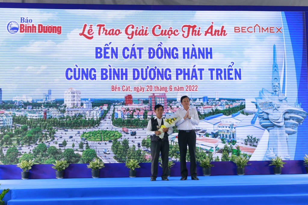 Ông Lê Hữu Phước – Chủ tịch Hội nhà báo Bình Dương trao giải Đặc biệt cho tác giả Hà Quốc Chiến.