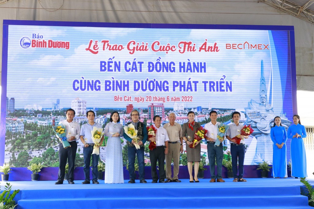 Đồng chí Phạm Đắc Hiến – Chủ tịch Hội văn học nghệ thuật tỉnh Bình Dương trao giải ba cho các tác giả và đại diện nguồn ảnh.