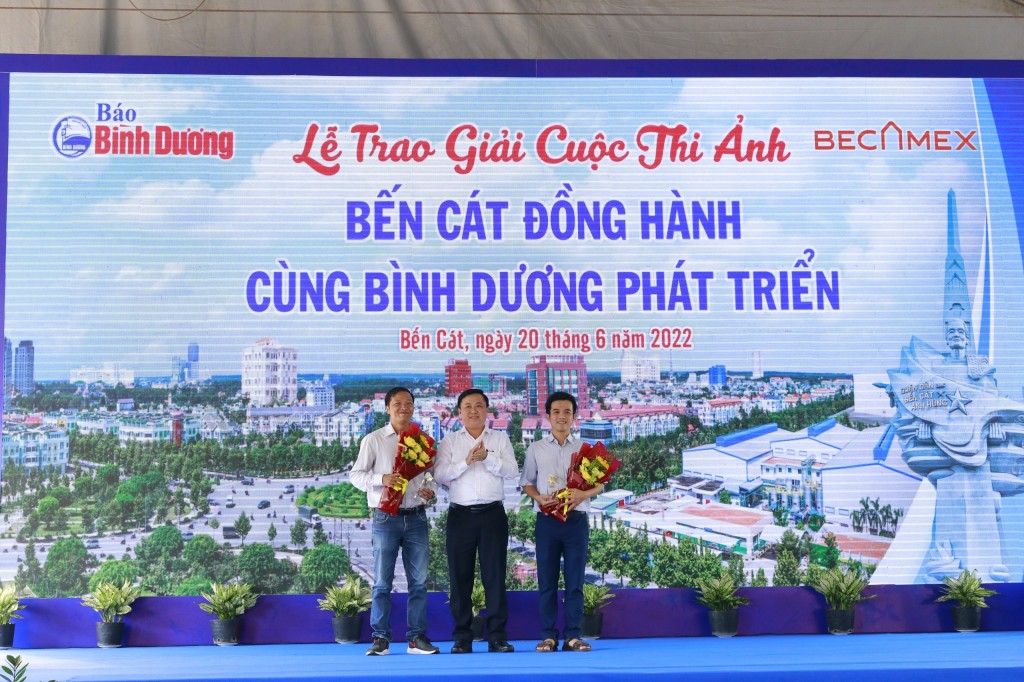 Ông Lê Minh Tùng – Tổng biên tập báo Bình Dương – Trưởng ban tổ chức cuộc thi trao giải Nhất cho 2 tác giả Bùi Duy Thanh và Bùi Việt Hưng.