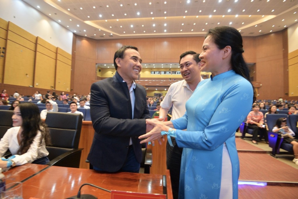 Đồng chí Bà Hà Thị Nga, Ủy viên Trung ương Đảng, Chủ tịch Hội Liên hiệp Phụ nữ Việt Nam bắt tay nghệ sĩ Quyền Linh, đại sứ của chương trình “Mẹ đỡ đầu - Yêu thương và sẻ chia”