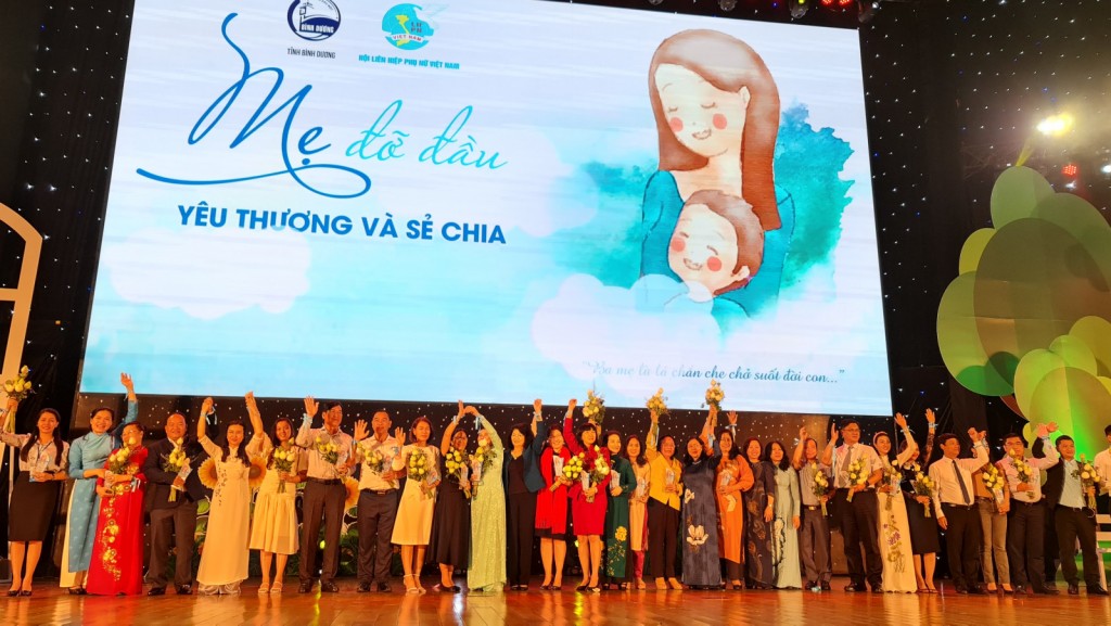 Gia đình Quyền Linh là đại sứ của chương trình “Mẹ đỡ đầu - Yêu thương và sẻ chia”