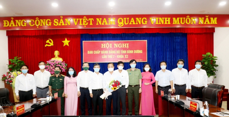 Ông Hồ Quang Điệp (giữa) chụp hình lưu niệm với các Ủy viên Ban Chấp hành Đảng bộ tỉnh