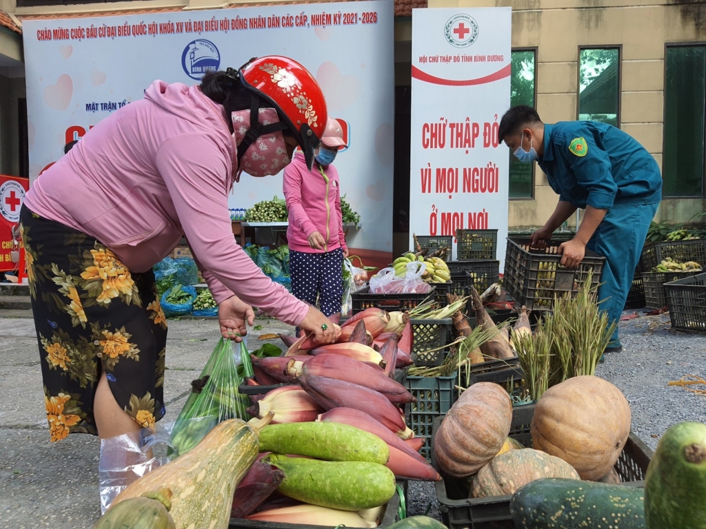 Người dân được mua lương thực, thực phẩm tại các phiên chợ nhân đạo với giá 0 đồng. Ảnh: Hồng Thuận