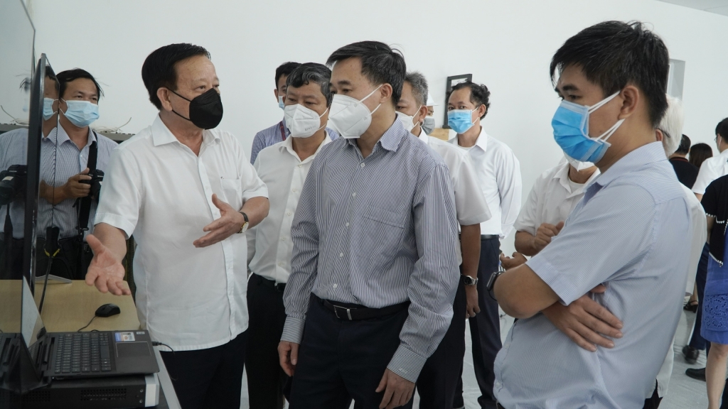 Ông Nguyễn Văn Hùng, chủ tịch HĐQT Tổng công ty Becamex IDC trao đổi cùng Thứ trưởng Bộ Y tế Trần Văn Thuấn (đứng giữa) về khu điều trị Covid-19 Thới Hoà.