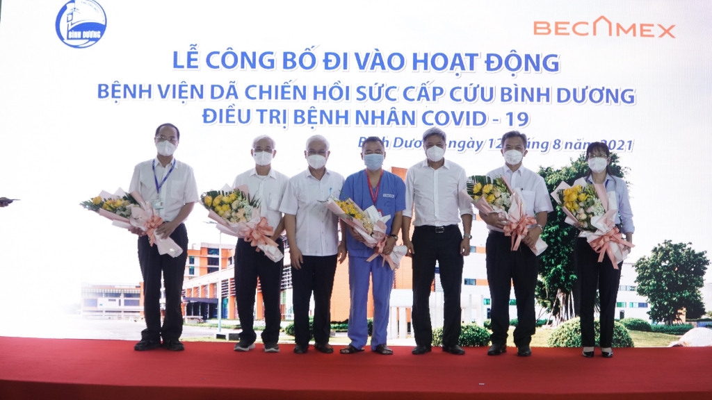 PGS.TS Nguyễn Trường Sơn – Thứ trưởng Bộ Y tế và đ/c Nguyễn Văn Lợi, UVBCH TW Đảng, Bí thư tỉnh ủy tặng hoa cho các thành viên Ban Điều hành Bệnh viện dã chiến hồi sức cấp cứu tỉnh Bình Dương.