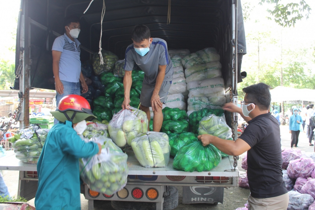  Lực lượng chức năng phường Bình Chuẩn (TP Thuận An, Bình Dương) bốc dỡ hàng hóa từ các nơi chuyển đến để cấp phát cho từng hộ dân, phòng trọ.