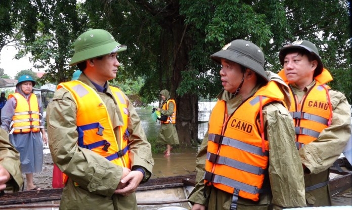 Đồng chí Đại tá Nguyễn Tiến Nam – Ủy viên Ban Thường vụ Tỉnh ủy, Giám đốc Công an tỉnh chỉ đạo công tác phối hợp với chính quyền huyện Lệ Thủy để hỗ trợ người dân bị ảnh hưởng do lũ lụt