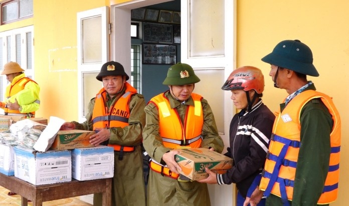 Lực lượng Công an trao quà cứu trợ người dân  