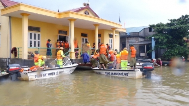 Công an Quảng Bình cứu trợ người dân vùng lũ Lệ Thủy