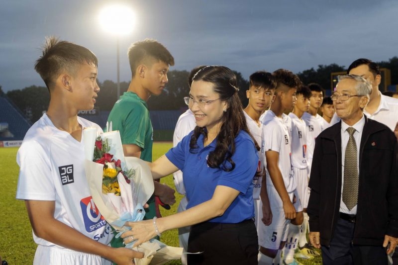 Bà Nguyễn Phạm Duy Trang – Uỷ viên thường vụ trung ương đoàn, Phó chủ tịch thường trực Hội đồng Đội trung ương, cùng đại diện lãnh đạo địa phương đăng cai VCK, lãnh đạo LĐBĐVN động viên tinh thần các cầu thủ trẻ trước trận đấu khai mạc.