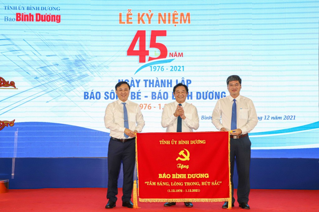 Ông Nguyễn Hoàng Thao trao bức trướng của Tỉnh ủy cho Báo Bình Dương với dòng chữ “Tâm sáng, lòng trong, bút sắc” 