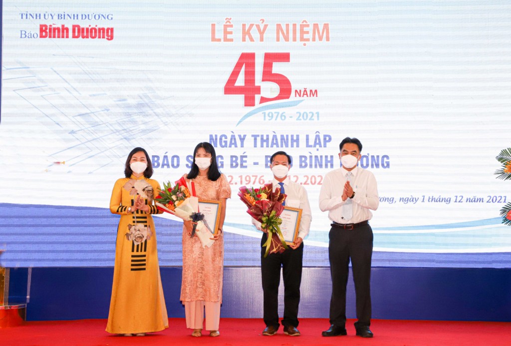 Ông Nguyễn Lộc Hà và bà Trương Thị Bích Hạnh trao Giải nhất cho tác giả và nhóm tác giải đạt giải nhất cuộc thi viết “Bình Dương - Tuyến đầu chống dịch”