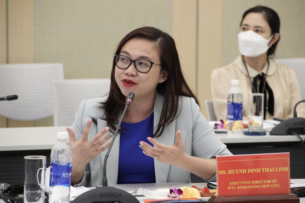 Bà Huỳnh Đinh Thái Linh – Giám đốc Trung tâm Thương mại Thế giới Thành phố mới Bình Dương (WTC BDNC) tham gia phát biểu tại hội nghị