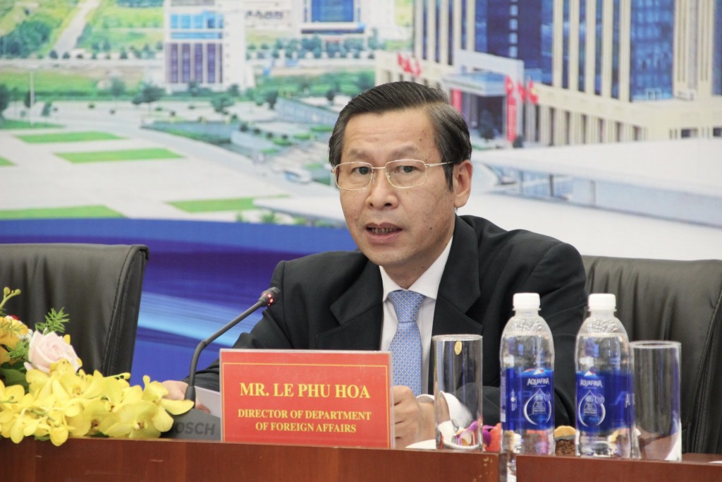 Ông Lê Phú Hòa - Giám đốc Sở Ngoại vụ tỉnh Bình Dương phát biểu tại buổi tọa đàm