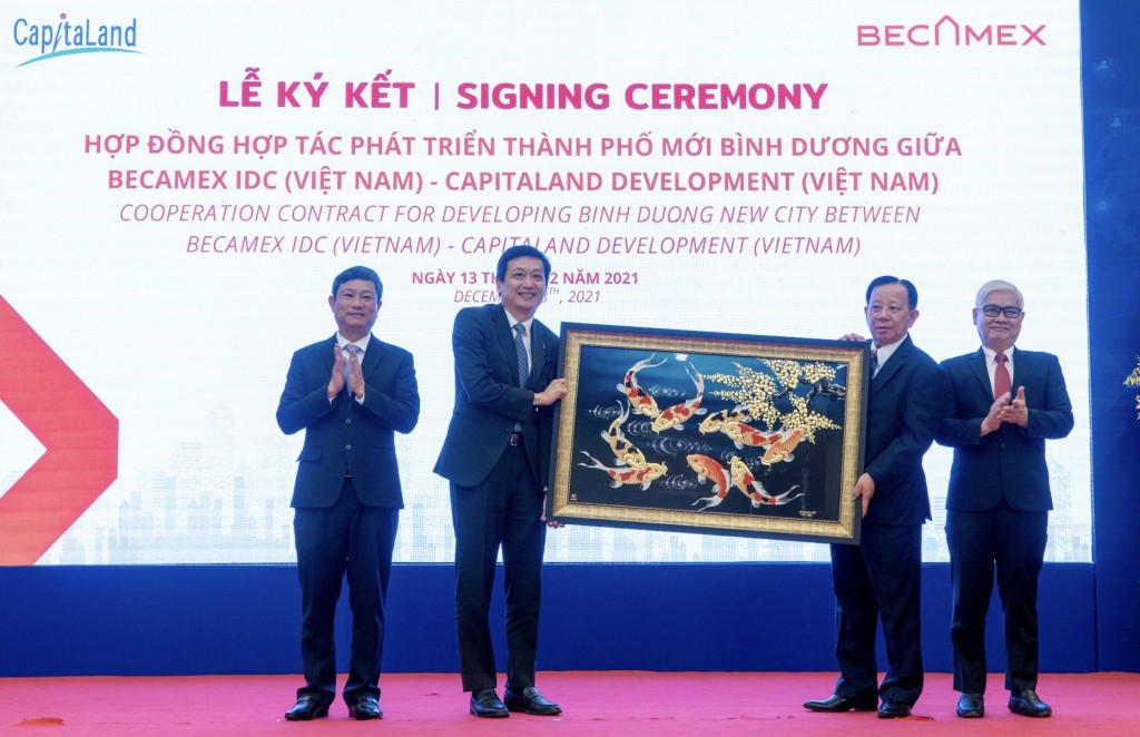 ông Nguyễn Văn Hùng, Chủ tịch HĐQT Tổng Công ty Becamex IDC trao quà lưu niệm cho đại diện lãnh đạo Capitaland để mừng thành công của sự hợp tác