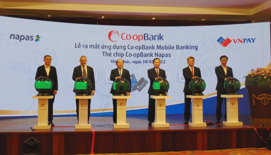 Ra mắt ứng dụng ngân hàng số và thẻ chip Co-opBank Napas