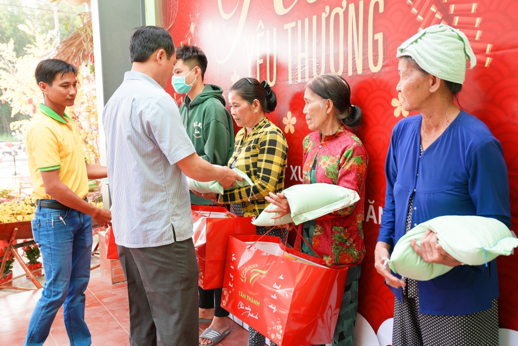 Mang Xuân ấm đến với bà con nông dân Sóc Trăng