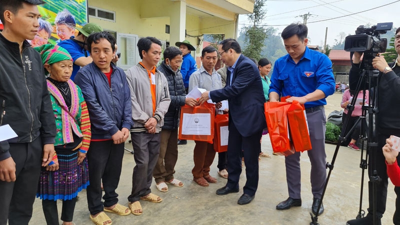 Mang xuân ấm đến với bà con vùng cao Sìn Hồ Mang xuân ấm đến với bà con vùng cao Sìn Hồ