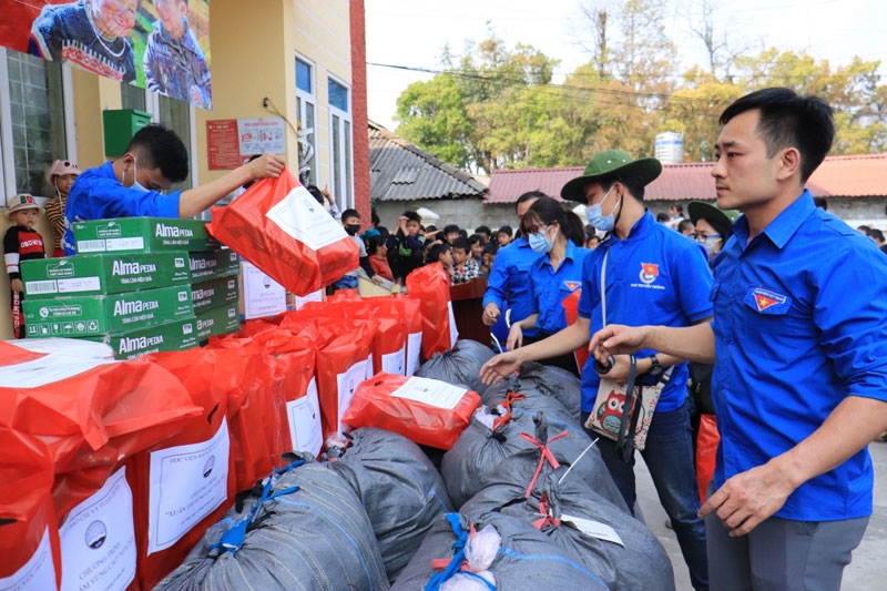 Mang xuân ấm đến với bà con vùng cao Sìn Hồ