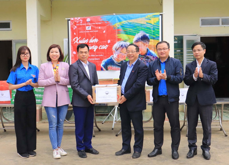 Mang xuân ấm đến với bà con vùng cao Sìn Hồ Mang xuân ấm đến với bà con vùng cao Sìn Hồ