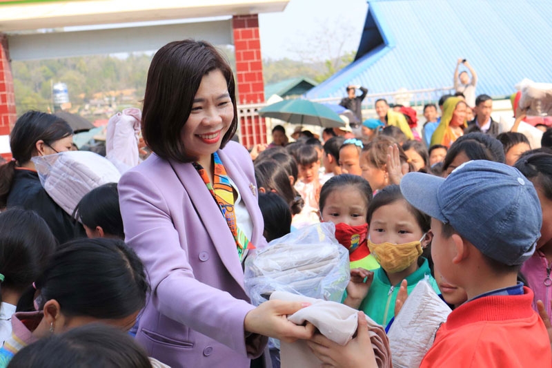 Mang xuân ấm đến với bà con vùng cao Sìn Hồ Mang xuân ấm đến với bà con vùng cao Sìn Hồ