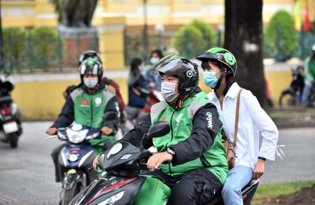 Người dân loay hoay trong “cơn bão” tăng giá xăng, gas