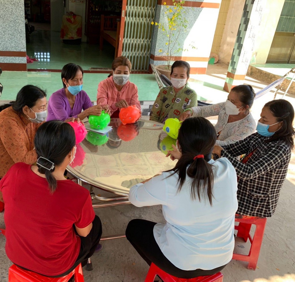 Hiệu quả từ mô hình nuôi “heo đất tiết kiệm tham gia BHXH tự nguyện”