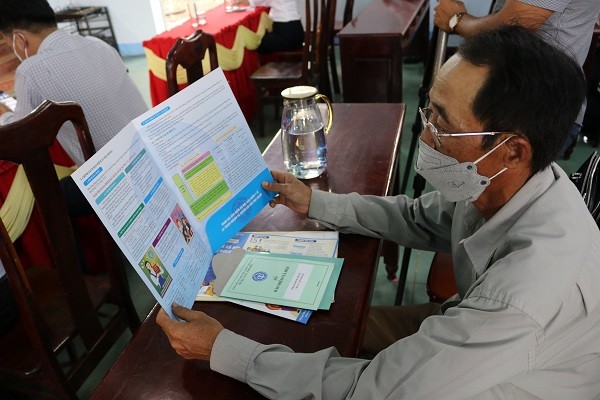 Trao tặng gần 600 thẻ BHYT, sổ BHXH cho người dân Đắk Lắk
