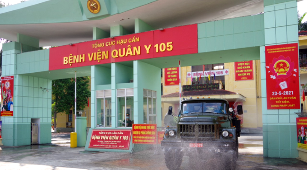 Bệnh viện Quân y 105: Phun khử khuẩn để chuẩn bị đón tiếp bệnh nhân đến khám chữa bệnh