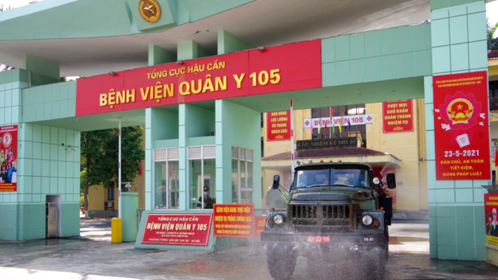 Bệnh viện Quân y 105: Phun khử khuẩn để chuẩn bị đón tiếp bệnh nhân đến khám chữa bệnh