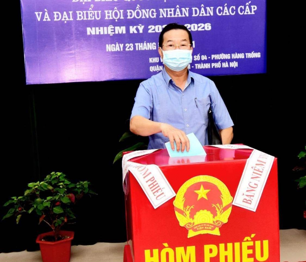 Cử tri phường Hàng Trống nghiêm túc thực hiện quy trình bỏ phiếu và phòng chống dịch bệnh