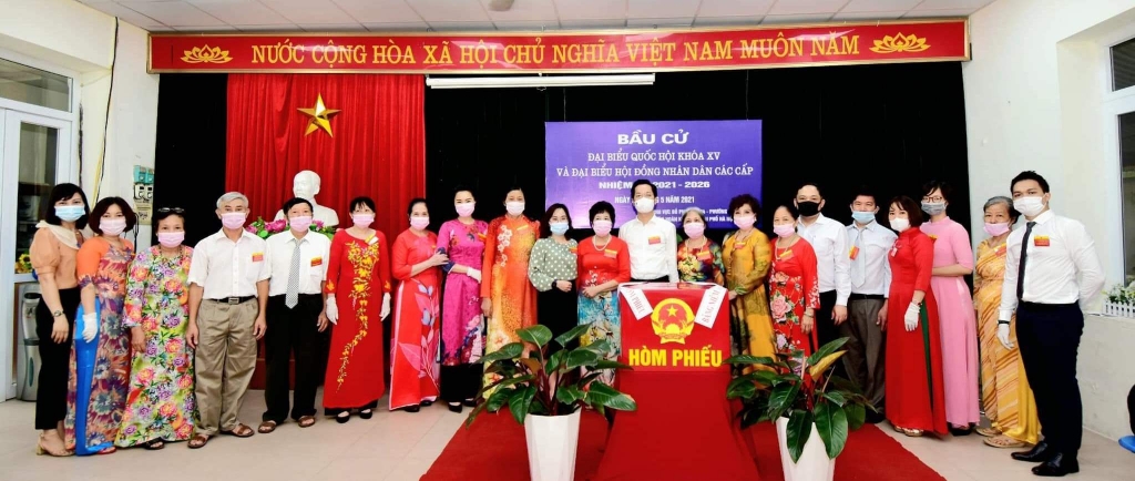 Cử tri phường Hàng Trống nghiêm túc thực hiện quy trình bỏ phiếu và phòng chống dịch bệnh Cử tri phường Hàng Trống nghiêm túc thực hiện quy trình bỏ phiếu và phòng chống dịch bệnh