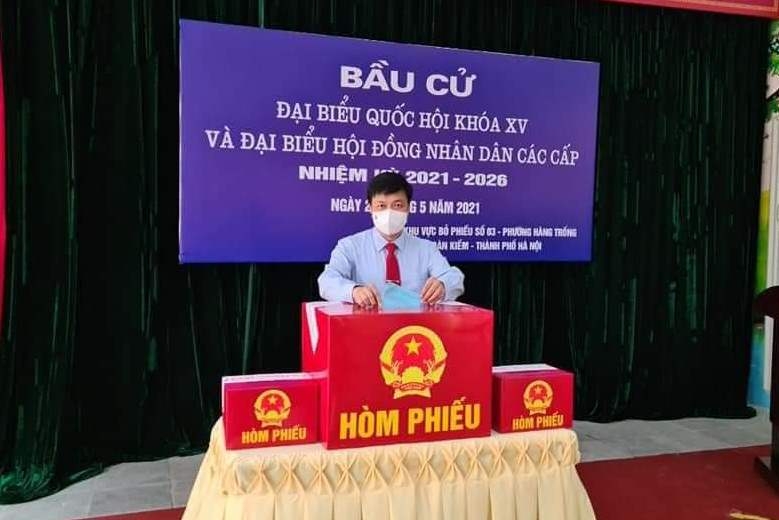 Cử tri phường Hàng Trống nghiêm túc thực hiện quy trình bỏ phiếu và phòng chống dịch bệnh