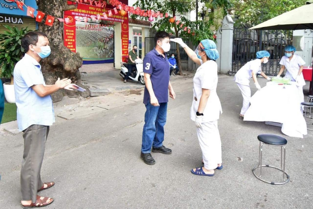 Cử tri phường Hàng Trống nghiêm túc thực hiện quy trình bỏ phiếu và phòng chống dịch bệnh